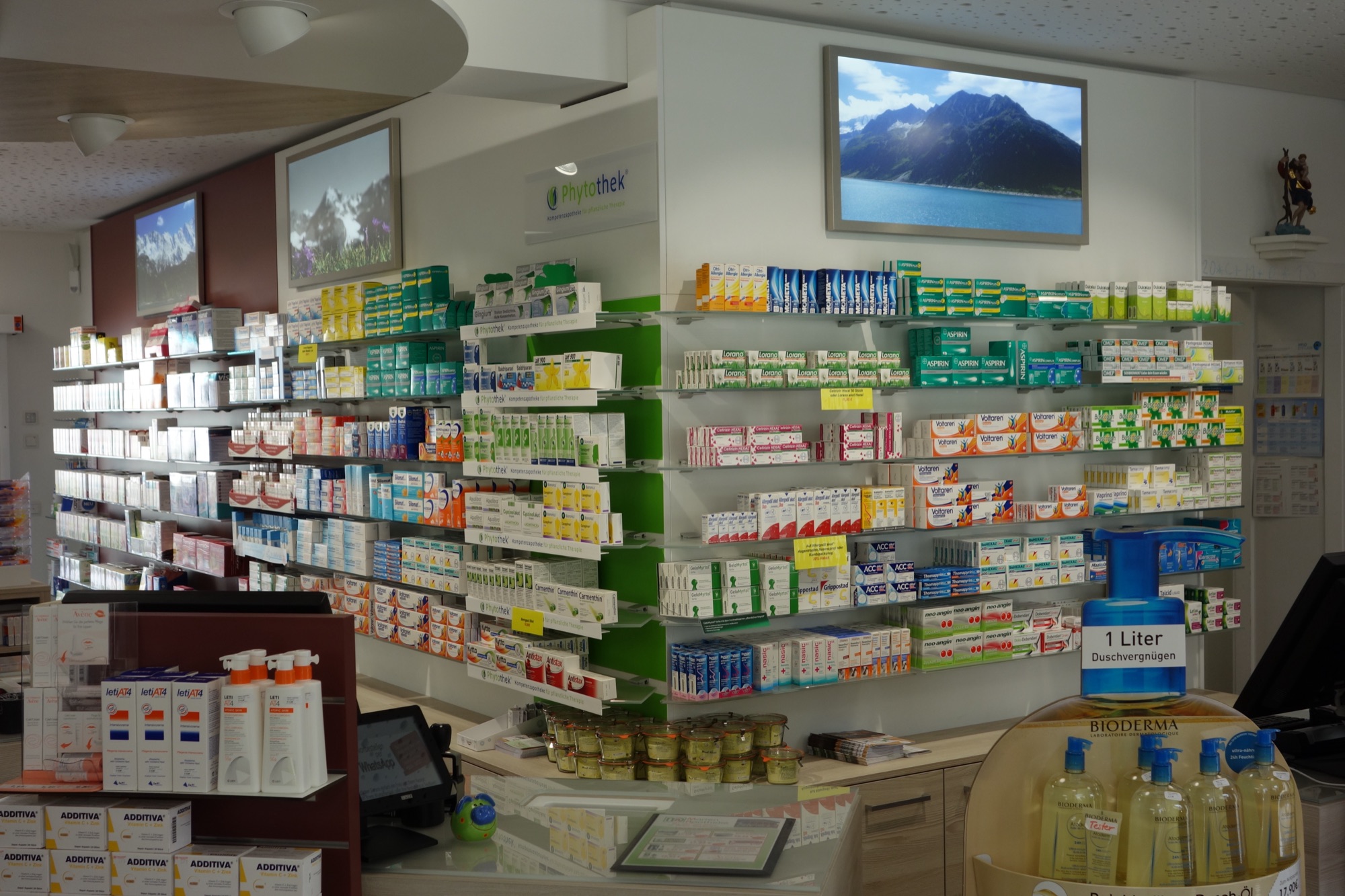 Beratungstresen und Phytothek der Marien Apotheke