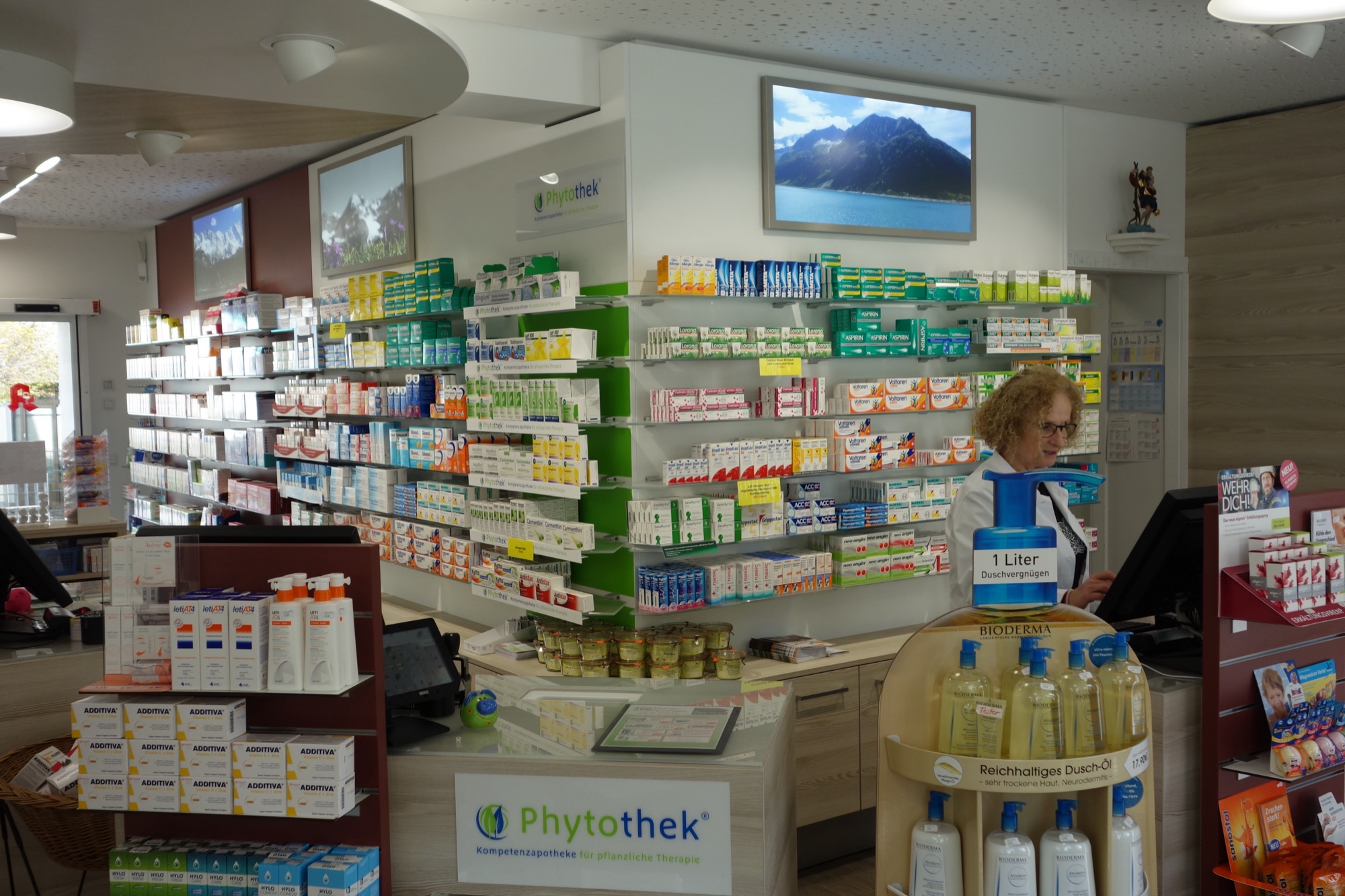 Innenansicht mit pharmazeutischer Beratung